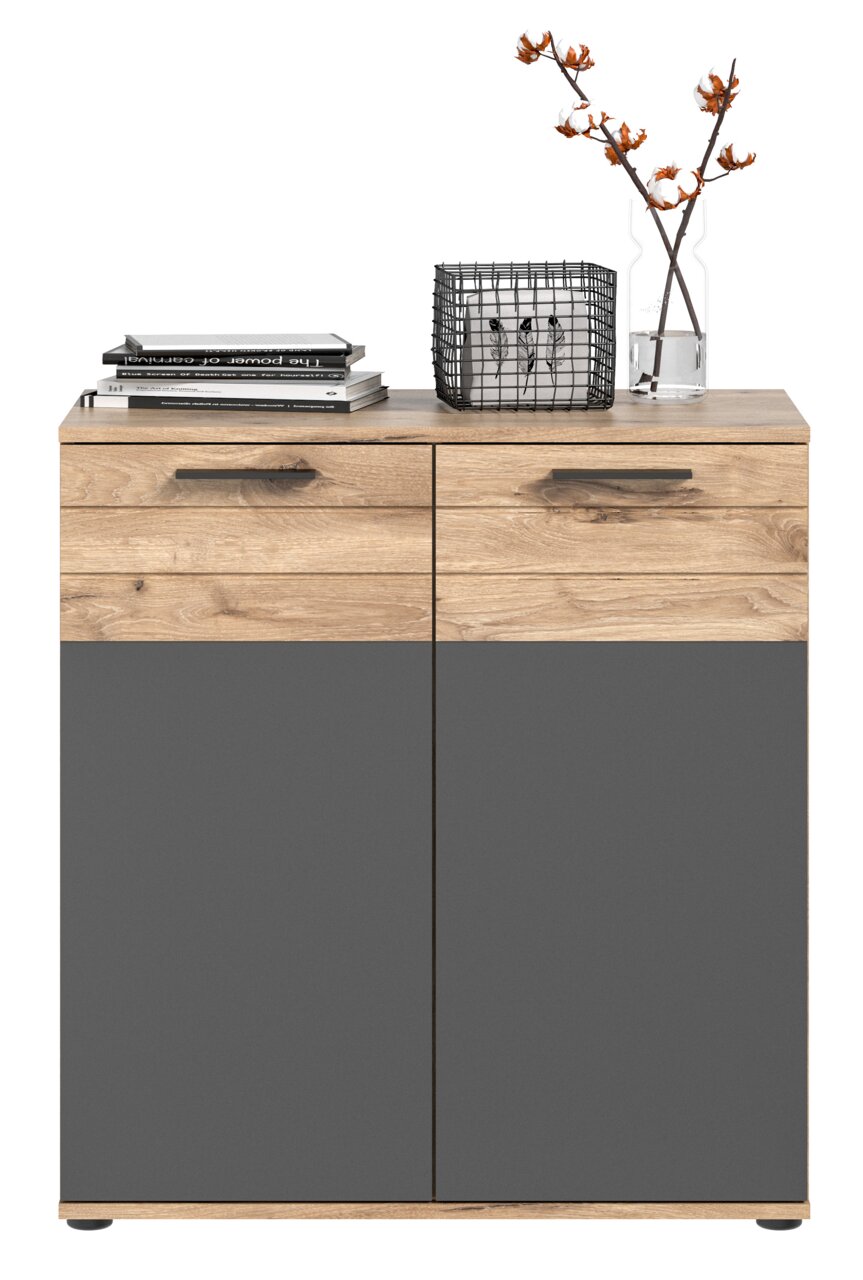 Kommode mit Holz- und Grautönen, dekoriert mit Büchern, einem Drahtkorb und einer Vase mit Zweigen, Frontalansicht