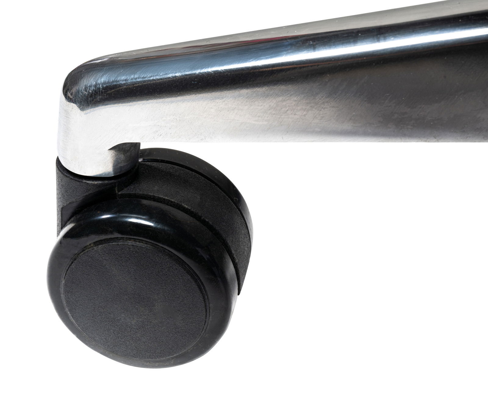 Nahaufnahme einer schwarzen Stuhlrolle mit verchromtem Metallgestell, seitliche Perspektive