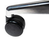 Nahaufnahme einer schwarzen Stuhlrolle mit verchromtem Metallgestell, seitliche Perspektive