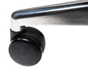 Nahaufnahme einer schwarzen Stuhlrolle mit verchromtem Metallgestell, seitliche Perspektive