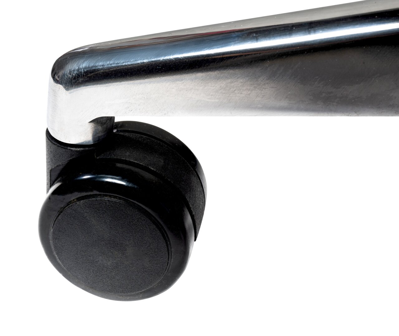 Nahaufnahme einer schwarzen Stuhlrolle mit verchromtem Metallgestell, seitliche Perspektive