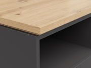 Detailansicht einer Nachtkommode mit einer Holzoberfläche und einem dunklen Korpus.