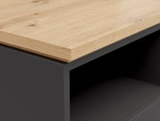 Detailfoto van een nachtkastje met een houten oppervlak en een donkere romp.
