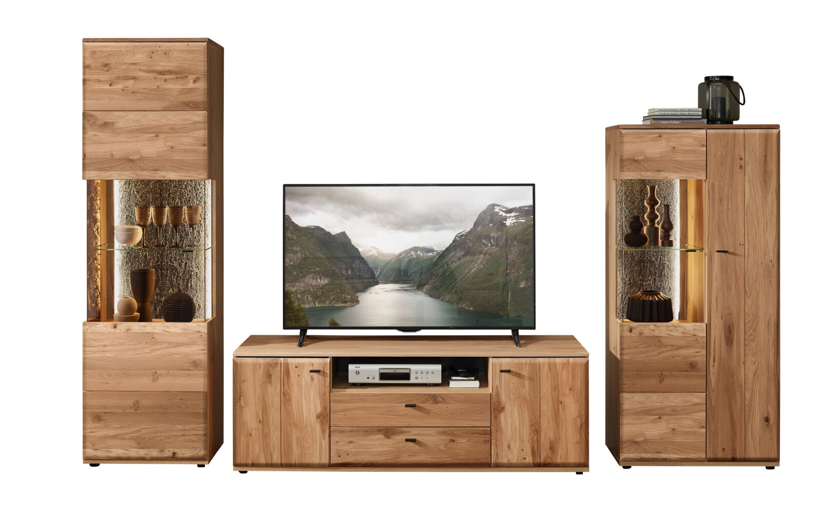 Frontaanzicht van een houten woonkamermeubelset in eikenlook met twee vitrinekasten met glazen schap en een tv-meubel met lades en kastdeuren, met tv in het midden