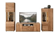 Frontaanzicht van een houten woonkamermeubelset in eikenlook met twee vitrinekasten met glazen schap en een tv-meubel met lades en kastdeuren, met tv in het midden