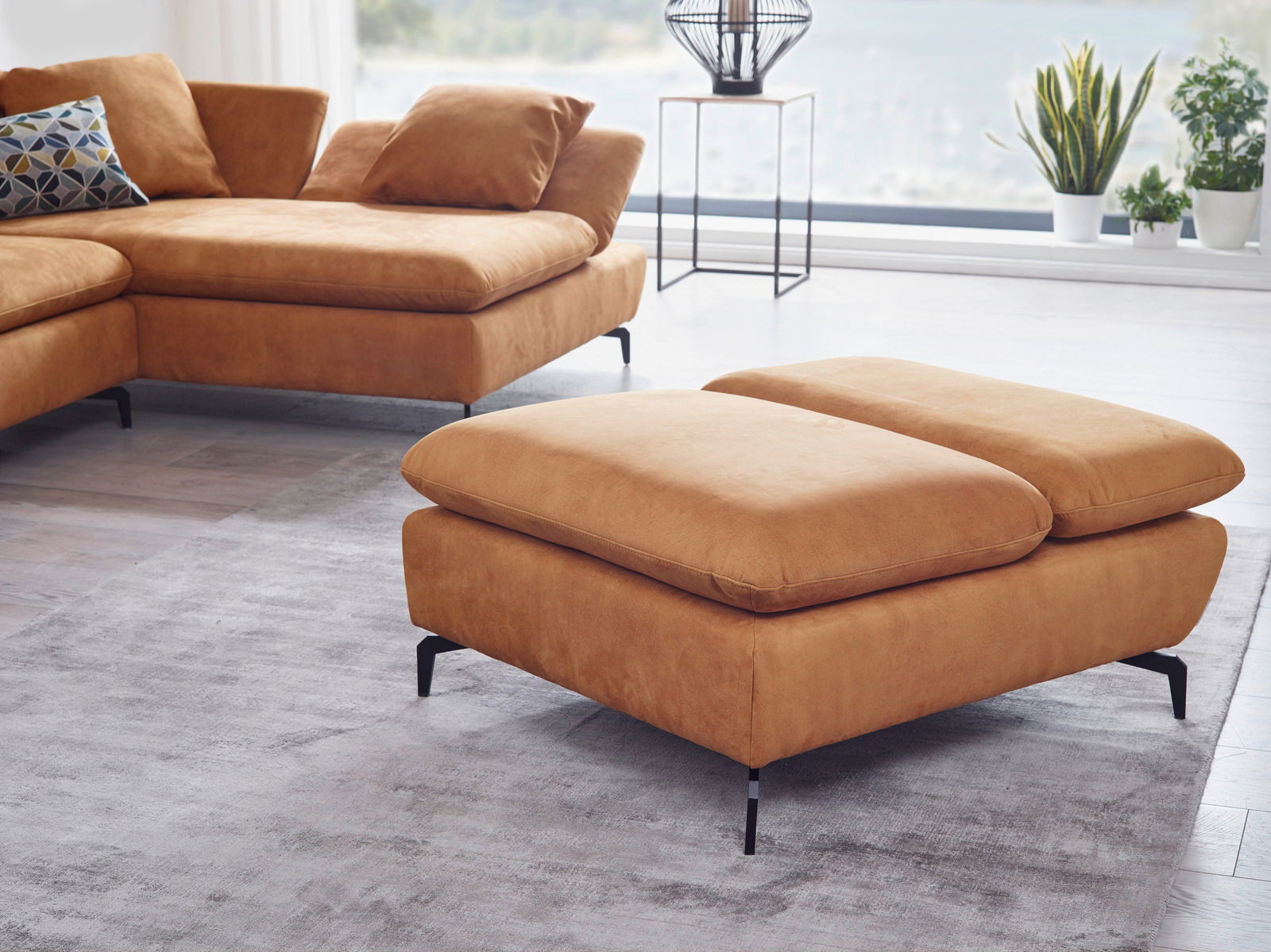 Brauner Funktionshocker in moderner Wohnzimmerumgebung, seitliche Perspektive