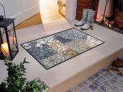 Fußmatte mit floralem Muster in Grau- und Brauntönen auf einer Veranda, seitliche Perspektive