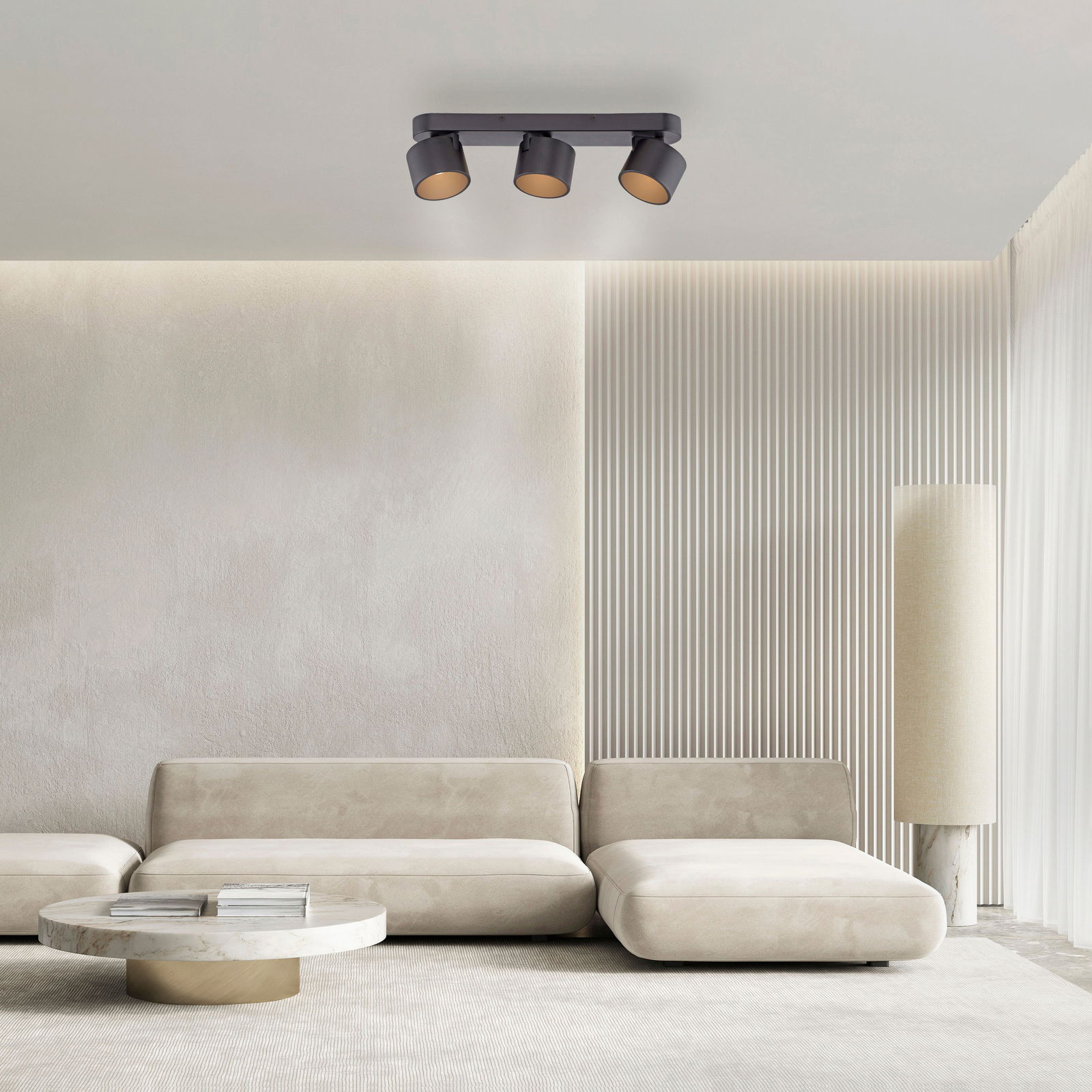 Moderne LED-Deckenleuchte mit drei verstellbaren Spots in einem stilvollen Wohnzimmer, Perspektive von unten.