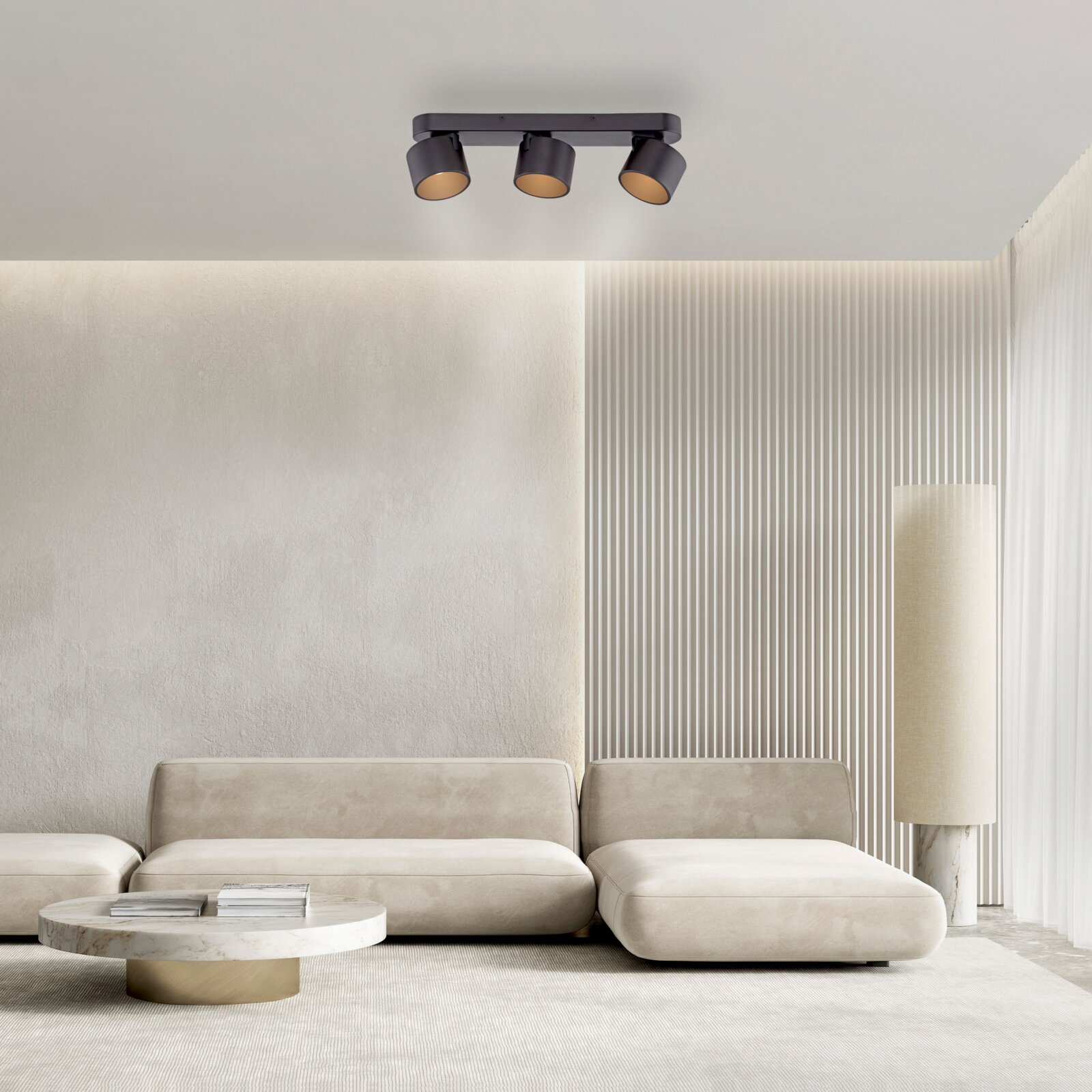 Moderne LED-Deckenleuchte mit drei verstellbaren Spots in einem stilvollen Wohnzimmer, Perspektive von unten.