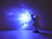 LED-Dekoleuchte in Form eines Astronauten, der blaues Licht an die Wand projiziert, seitliche Perspektive