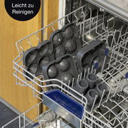 Runde Eiswürfelformen in einem Geschirrspüler, leicht zu reinigen, aus der Vogelperspektive.