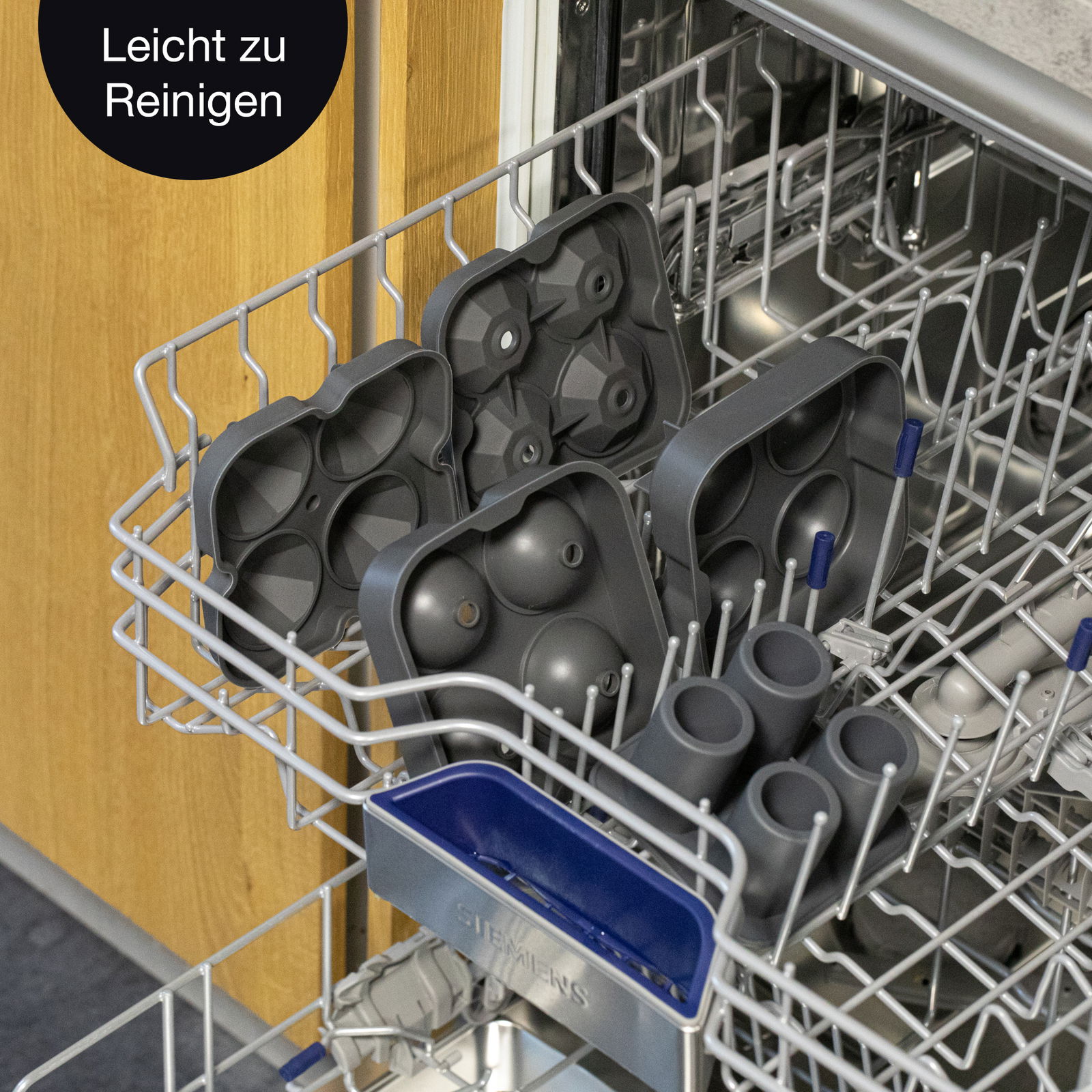 Runde Eiswürfelformen in einem Geschirrspüler, leicht zu reinigen, aus der Vogelperspektive.