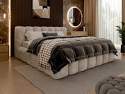 Luxuriöses Polsterbettgestell in einem stilvoll eingerichteten Schlafzimmer, seitliche Perspektive.