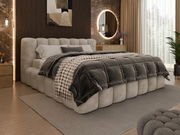 Luxuriöses Polsterbettgestell in einem stilvoll eingerichteten Schlafzimmer, seitliche Perspektive.