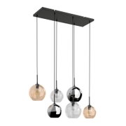 Moderne 6-flammige Pendelleuchte mit rechteckigem Baldachin in Schwarz und kugelförmigen Glas-Schirmen in Rauch-, Klar- und Amber-Optik, Ansicht schräg von vorne