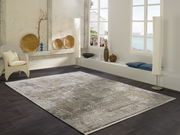 Moderner Designer-Teppich in einem stilvollen Wohnzimmer mit Blick auf das Meer, umgeben von eleganten Dekorationen und Möbeln.