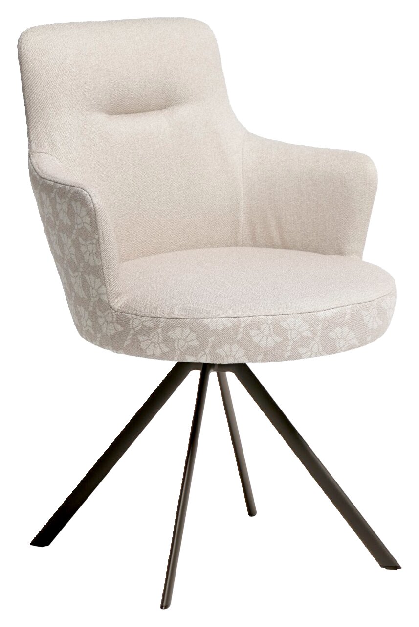 Beiger Polsterstuhl mit Armlehnen, dezentem Blumenmuster und schwarzem Metall-Drehkreuzgestell, freigestellt in schräger Vorderansicht