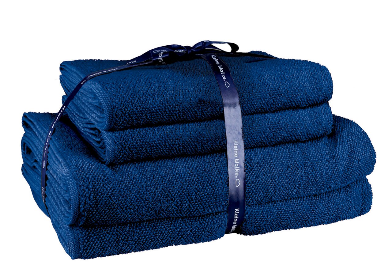 Blaues Handtuchset, bestehend aus vier Teilen, gestapelt und mit einem Band zusammengebunden, seitliche Perspektive