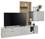 Moderne Wandkombination VANYA von Venjakob mit TV-Element, hängendem Schrank und dekorativem Holzpaneel, seitliche Perspektive.