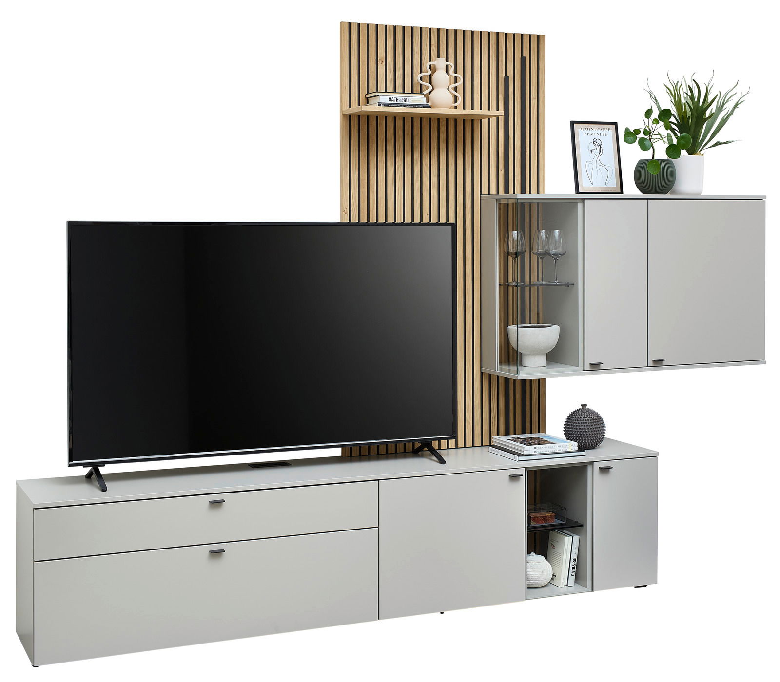 Moderne Wandkombination VANYA von Venjakob mit TV-Element, hängendem Schrank und dekorativem Holzpaneel, seitliche Perspektive.