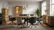 Esszimmer mit einem großen Holzesstisch, umgeben von verschiedenen gepolsterten Stühlen in einem modernen, gemütlichen Ambiente. Der Tisch steht zentral im Raum, umgeben von Schränken und Dekorationen, mit Blick auf eine Fensterfront.