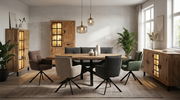 Esszimmer mit einem großen Holzesstisch, umgeben von verschiedenen gepolsterten Stühlen in einem modernen, gemütlichen Ambiente. Der Tisch steht zentral im Raum, umgeben von Schränken und Dekorationen, mit Blick auf eine Fensterfront.