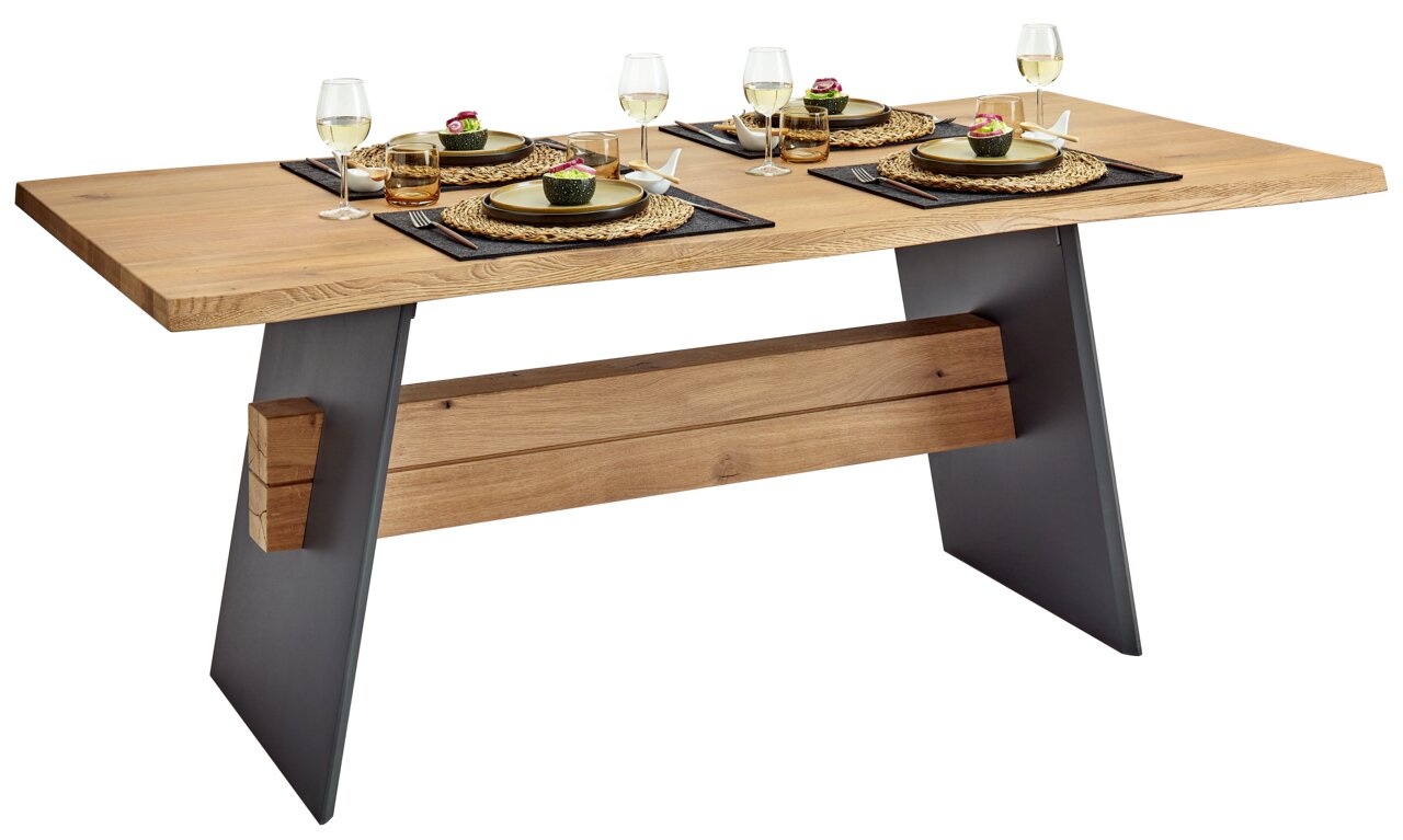 Moderner Esstisch aus Holz mit gedecktem Tisch, seitliche Perspektive