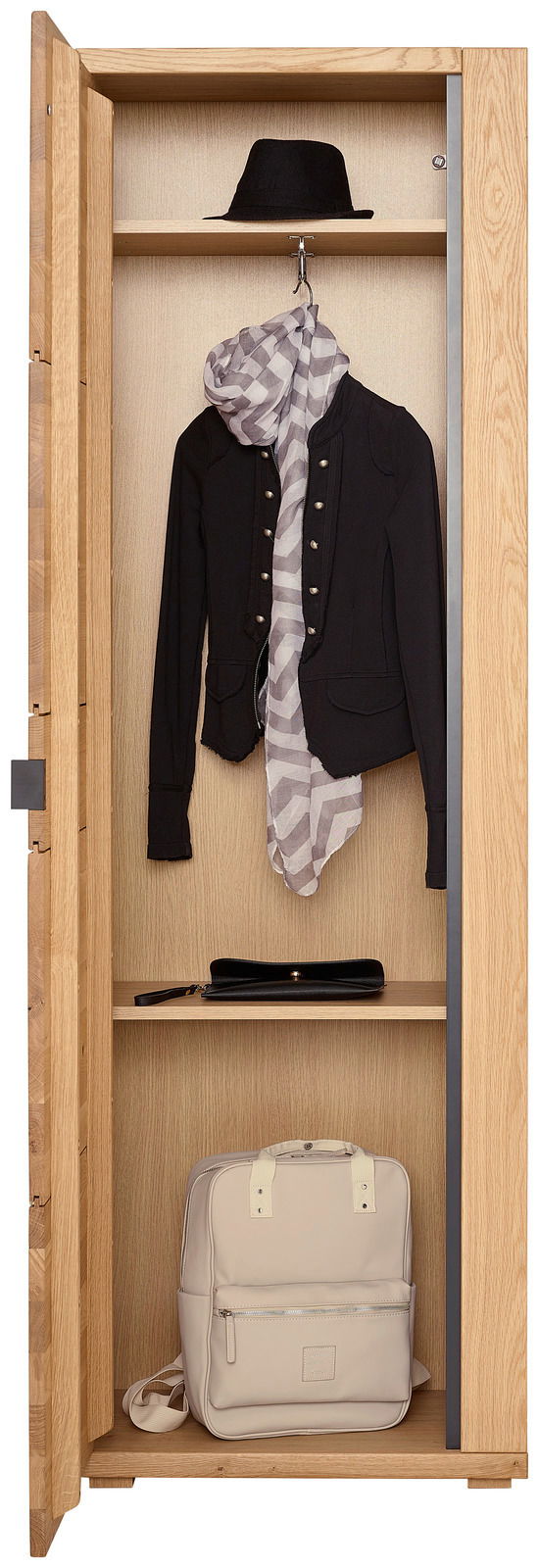 Offener Garderobenschrank aus Holz mit Hut, Jacke, Schal und Rucksack, Frontalansicht.