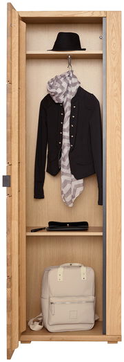 Offener Garderobenschrank aus Holz mit Hut, Jacke, Schal und Rucksack, Frontalansicht.