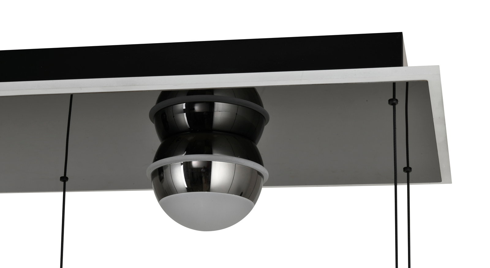 Moderne LED-Pendelleuchte mit glänzendem, kugelförmigem Design, von unten betrachtet.