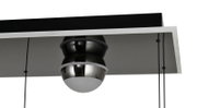 Moderne LED-Pendelleuchte mit glänzendem, kugelförmigem Design, von unten betrachtet.
