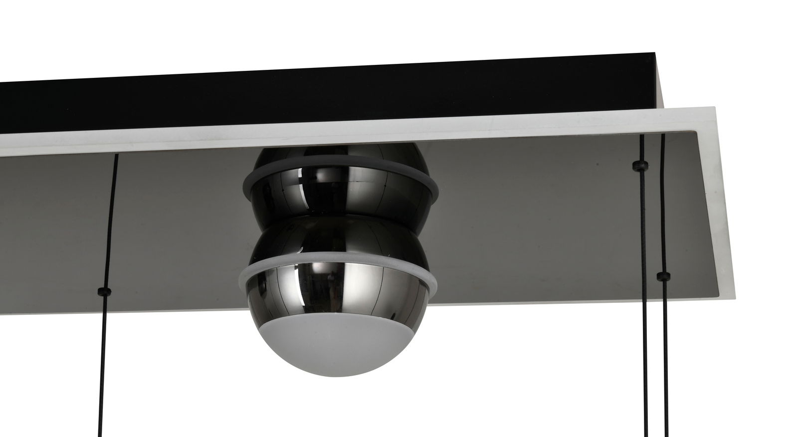 Moderne LED-Pendelleuchte mit glänzendem, kugelförmigem Design, von unten betrachtet.