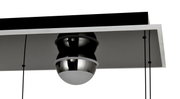 Moderne LED-hanglamp met een glanzend, bolvormig ontwerp, gezien van onderaf.
