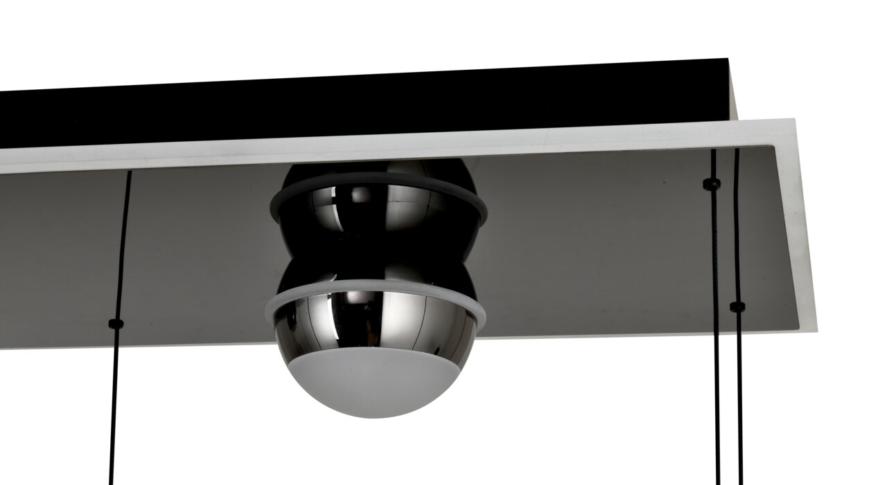 Moderne LED-hanglamp met een glanzend, bolvormig ontwerp, gezien van onderaf.