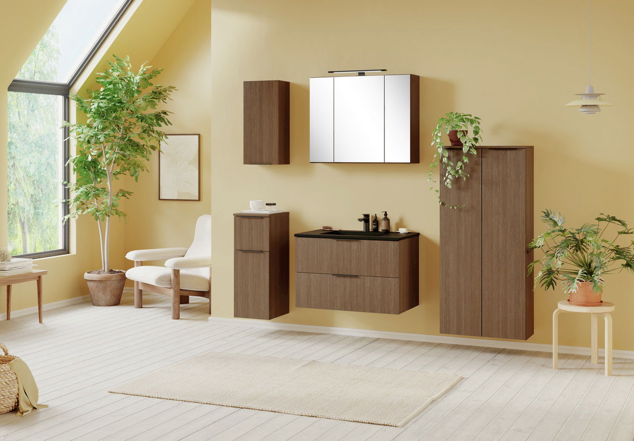 Modernes Waschtisch-Set in einem stilvollen Badezimmer mit Holzschränken und Spiegel, seitliche Perspektive.