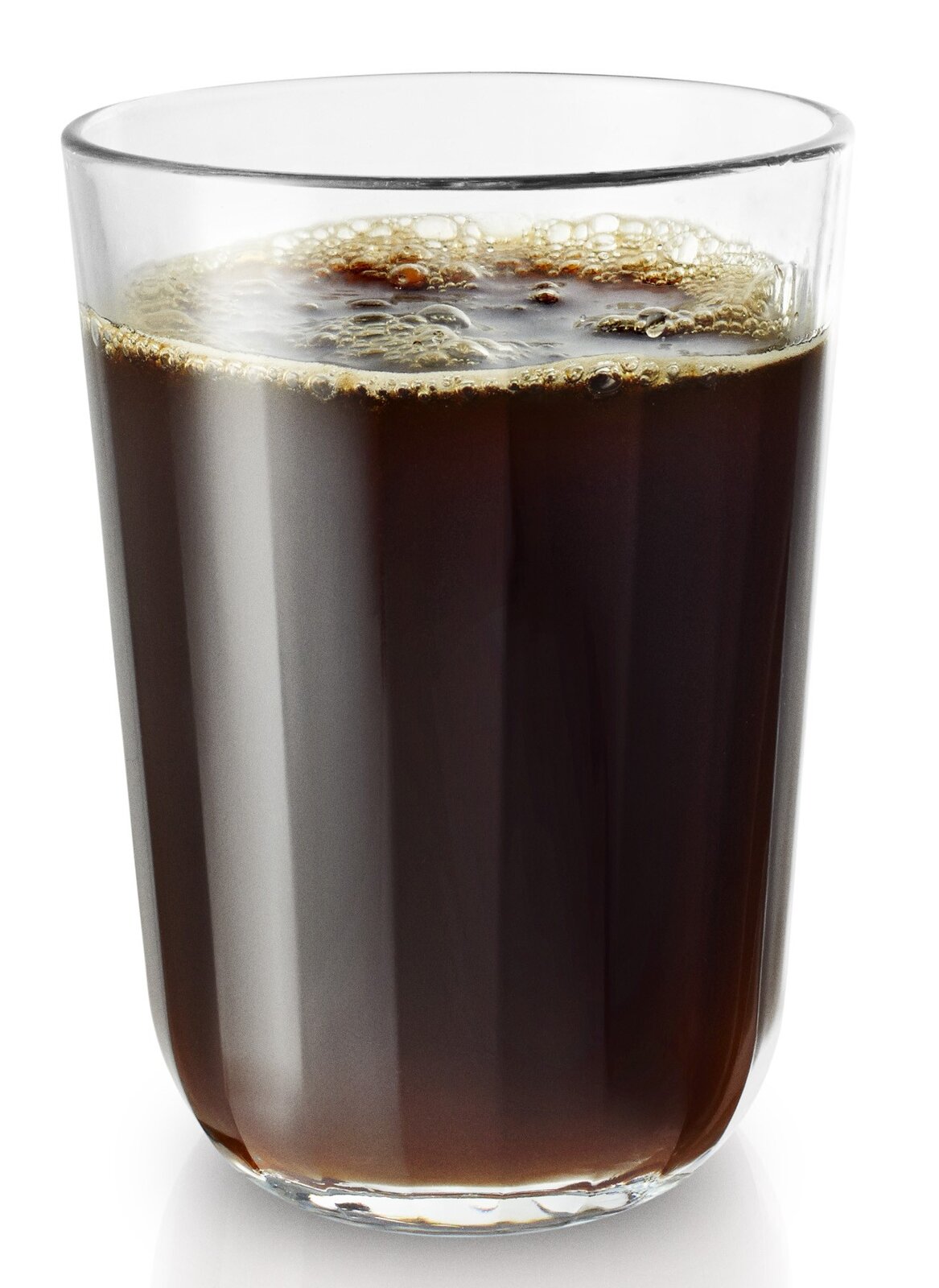 Facettenglas mit 34 cl Fassungsvermögen, gefüllt mit einem dunklen Getränk, seitliche Perspektive