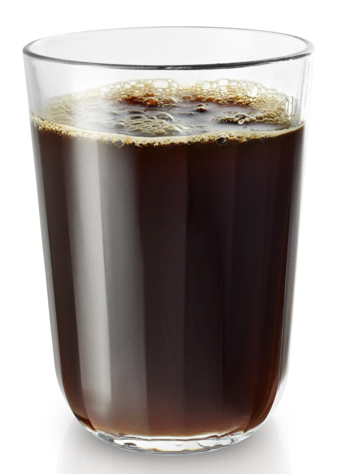 Facettenglas mit 34 cl Fassungsvermögen, gefüllt mit einem dunklen Getränk, seitliche Perspektive