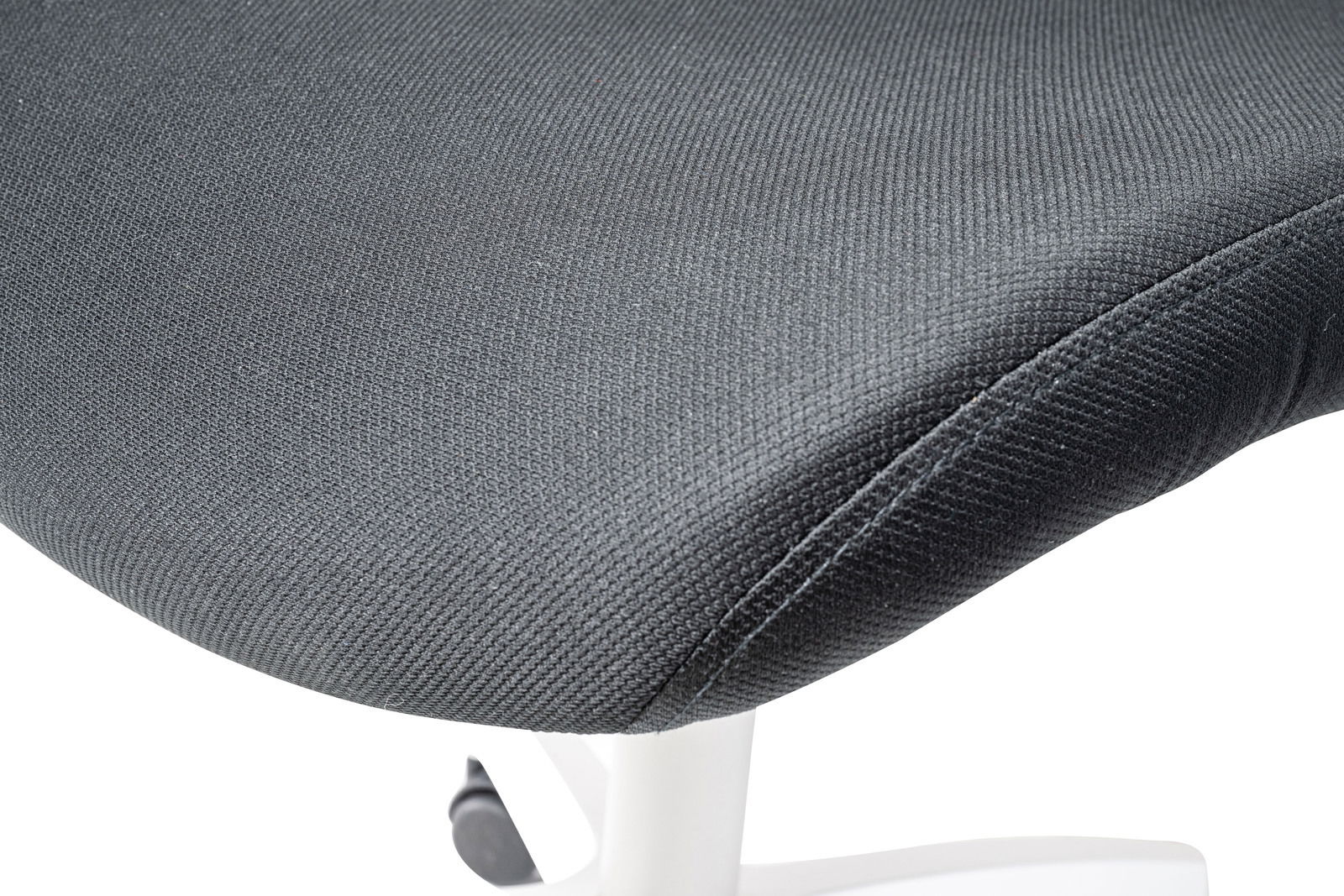 Nahaufnahme eines schwarzen Drehstuhlsitzes mit weißem Gestell, seitliche Perspektive