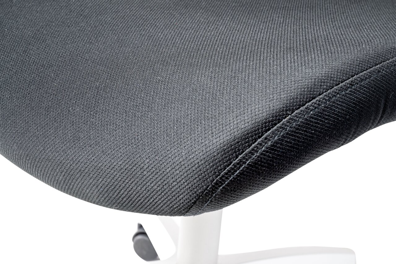 Nahaufnahme eines schwarzen Drehstuhlsitzes mit weißem Gestell, seitliche Perspektive