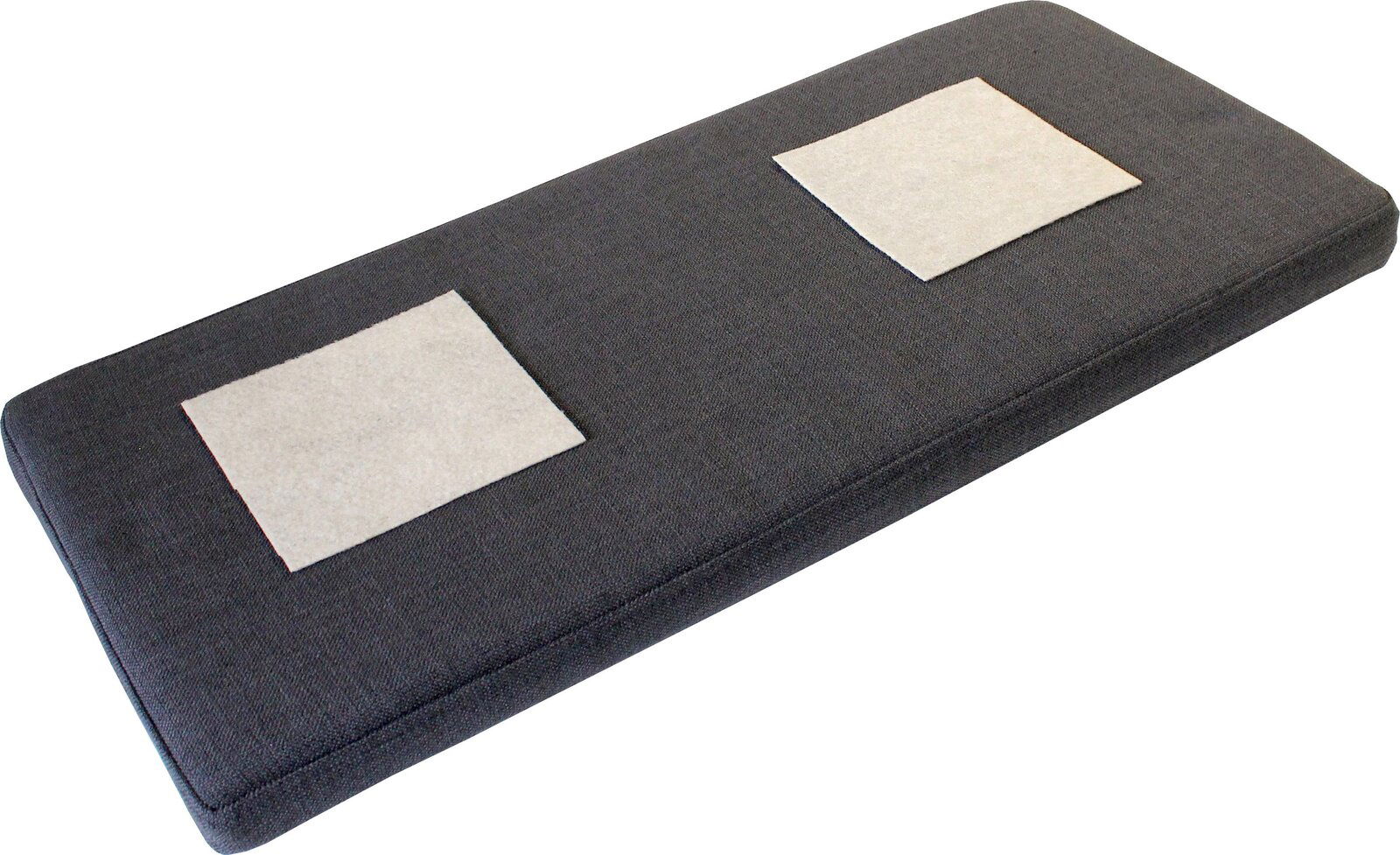 Schwarzes Sitzkissen mit zwei hellen Quadraten, seitliche Perspektive