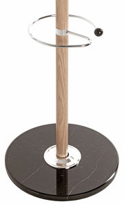 Garderobenständer mit Holzstab und schwarzem Marmorsockel, seitliche Perspektive