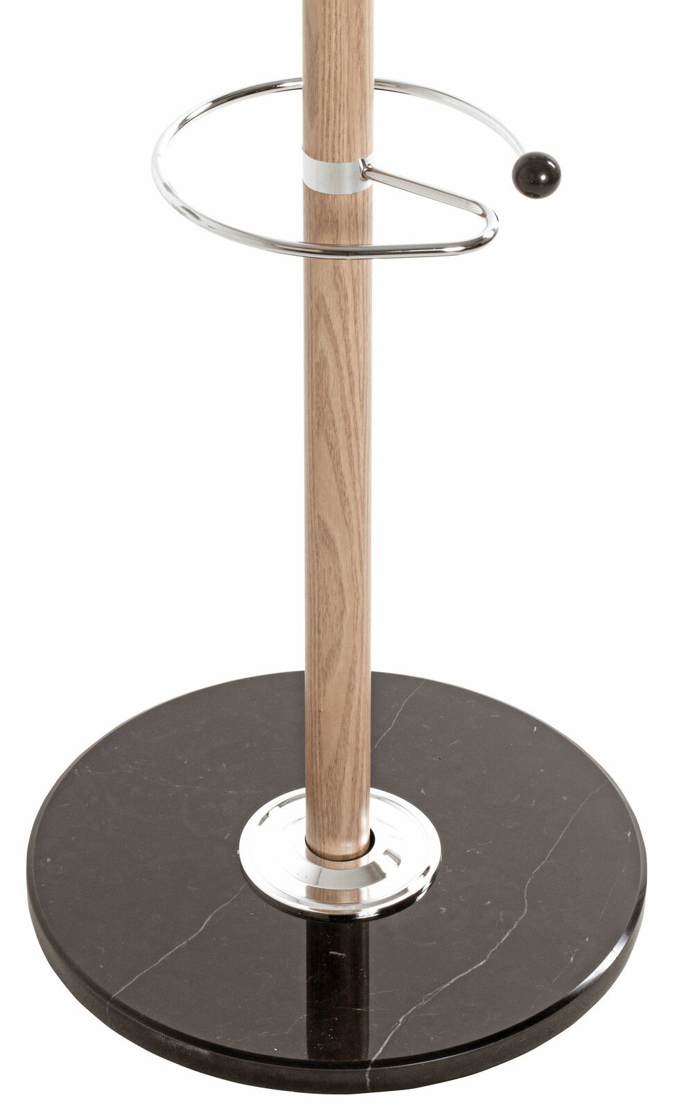 Garderobenständer mit Holzstab und schwarzem Marmorsockel, seitliche Perspektive