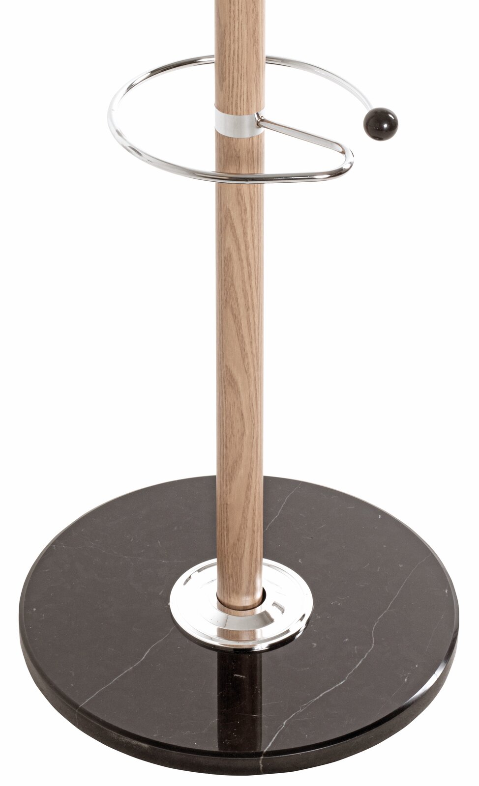 Garderobenständer mit Holzstab und schwarzem Marmorsockel, seitliche Perspektive