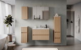 Moderner Badezimmer-Unterschrank aus Holz mit Waschbecken, frontal betrachtet, umgeben von weiteren hölzernen Schränken und einem Spiegel.