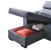 Rundecke in grauem Stoff mit geöffneter Schublade, die ein rotes Kissen und eine Decke zeigt, seitliche Perspektive