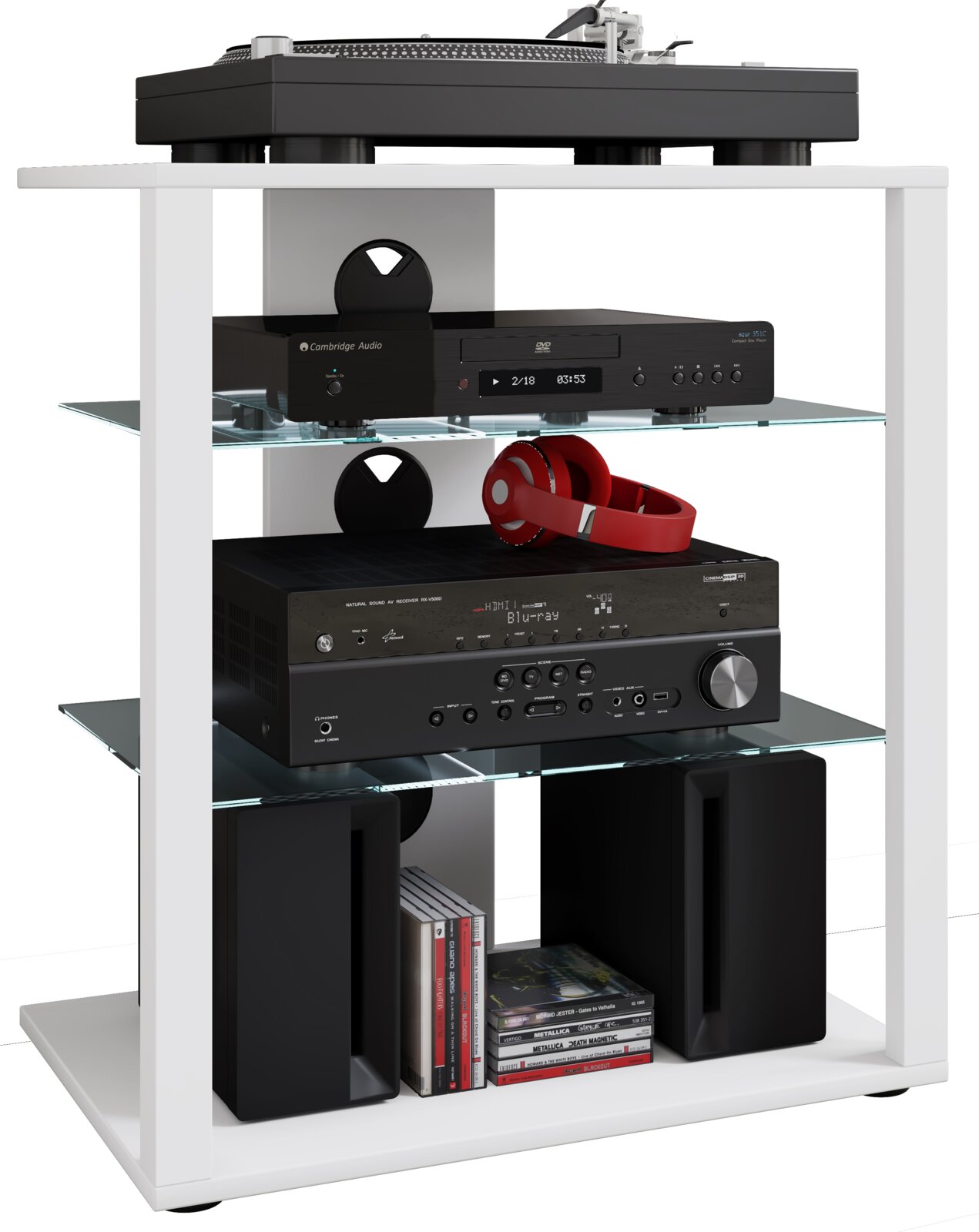 Weißes HiFi-Rack mit Glasböden, bestückt mit Plattenspieler oben, CD/DVD-Player, AV-Receiver und Lautsprechern sowie roten Kopfhörern; Perspektive: frontale Ansicht leicht von links.