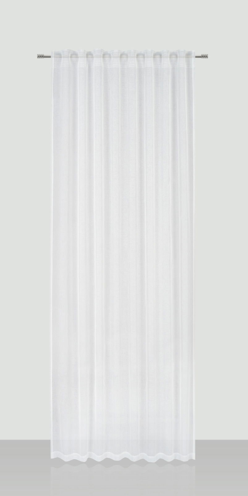 Weißer Fertigvorhang 135x245cm, frontal aufgenommen, mit leichter Transparenz und eleganten Falten.