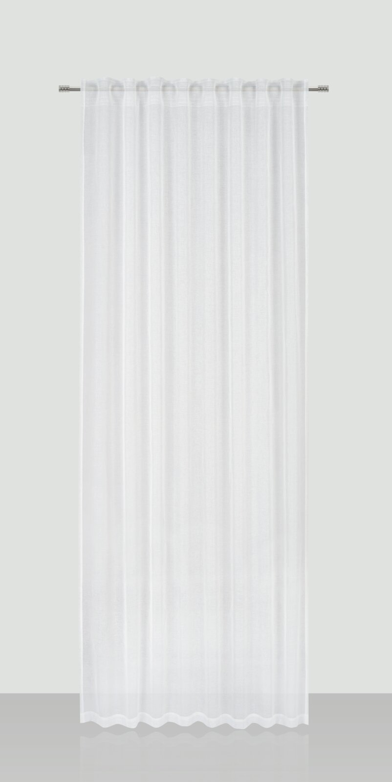 Weißer Fertigvorhang 135x245cm, frontal aufgenommen, mit leichter Transparenz und eleganten Falten.