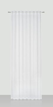 Weißer Fertigvorhang 135x245cm, frontal aufgenommen, mit leichter Transparenz und eleganten Falten.