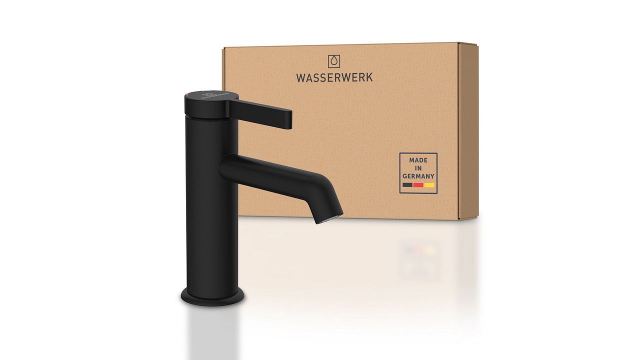 Schwarze Waschtischarmatur in Seitenansicht vor Verpackung mit Aufschrift 'Made in Germany'.